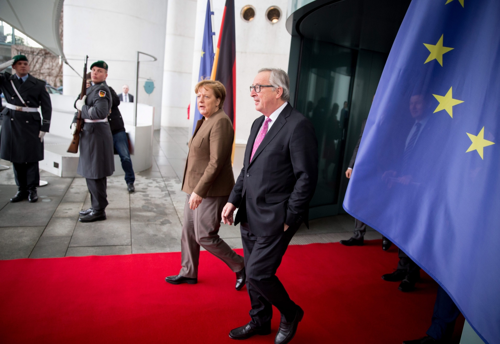 epa05101222 German Chancellor Angela Merkel (2-L) walks with President of the EU Commission, Jean-Claude Juncker (R), as he departs after his visit, in front of the Federal Chancellery in Berlin, Germany, 14 January 2016.  EPA/KAY NIETFELD GERMANY EU JUNCKER DIPLOMACY