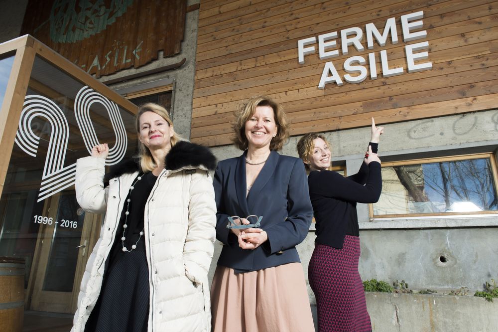 Véronique Mauron (curatrice), Isabelle Pannatier (directrice) et Audrey Rosset (programmatrice) devant la Ferme-Asile reliftée pour ses 20 ans