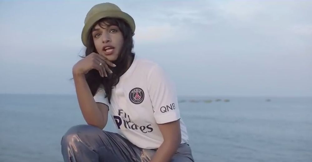 Dans ce clip, la chanteuse met en scène le parcours de migrants traversant la Méditerranée pour rejoindre l'Europe.