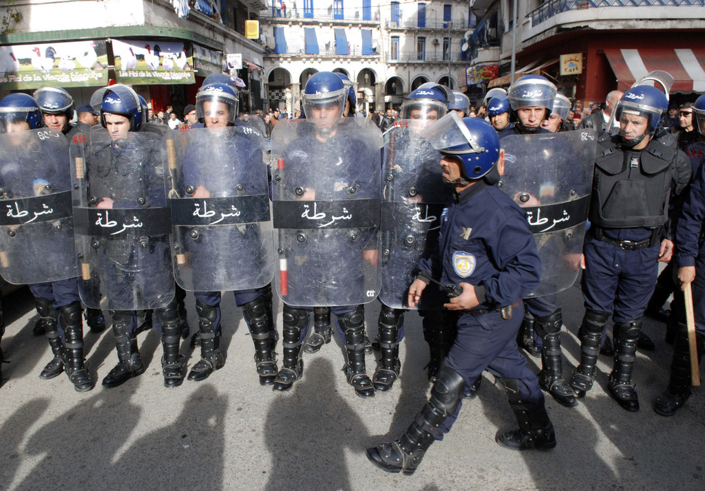 la police algérienne a abattu mercredi un homme portant une ceinture d'explosifs.