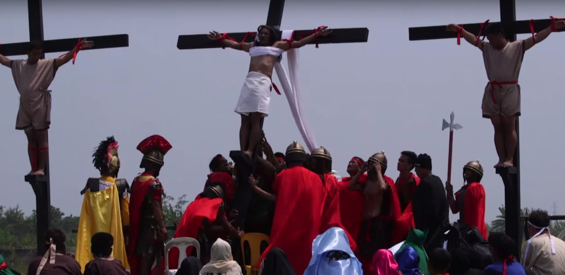 Chaque année, des fidèles se font crucifier aux Philippines en signe de piété.