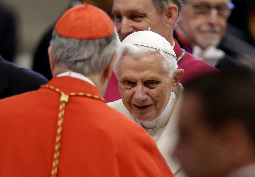 Le pape émérite, qui a démissionné en février 2011, partage son temps entre la lecture, la prière, le piano et quelques visites.