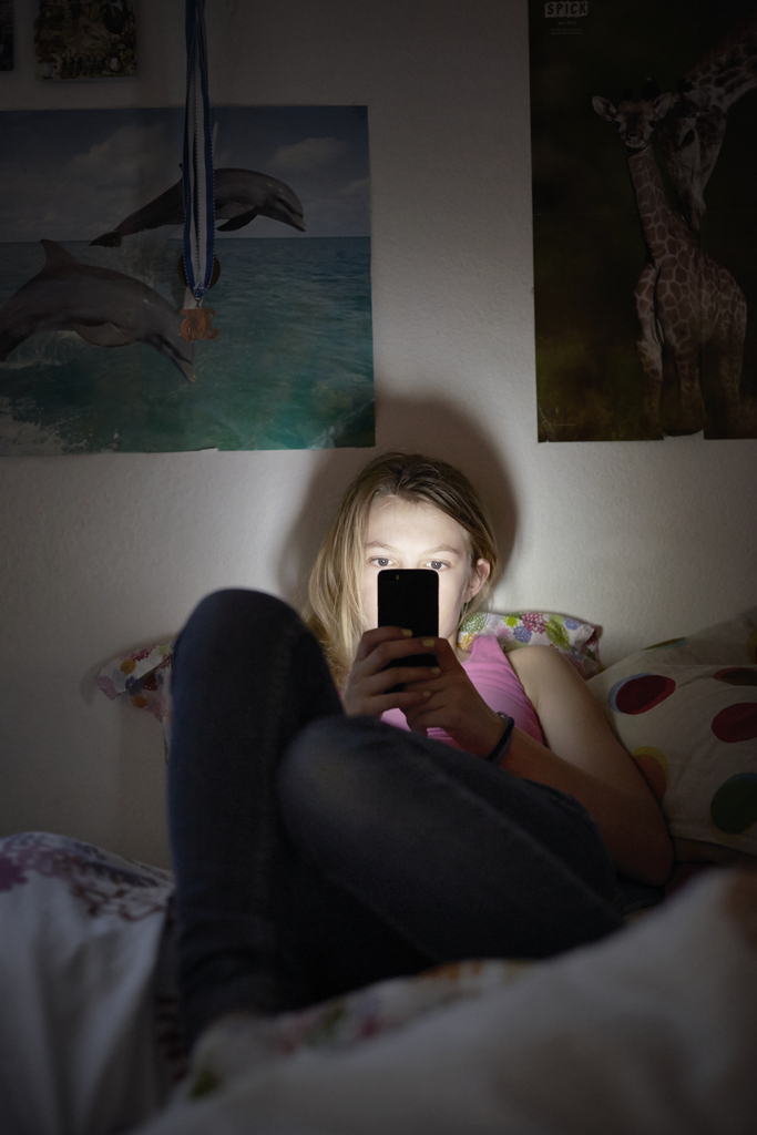 Les chercheurs de la ZHAW conseillent de bannir le téléphone portable de la chambre à coucher.
