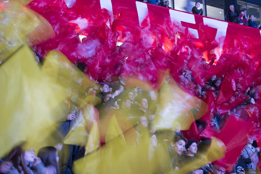Les supporters du HC Bienne dans les gradins de la Tissot Arena, en rouge et jaune.