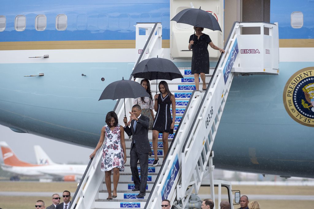 Barack Obama a descendu la passerelle sous la pluie aux côtés de sa femme Michelle.