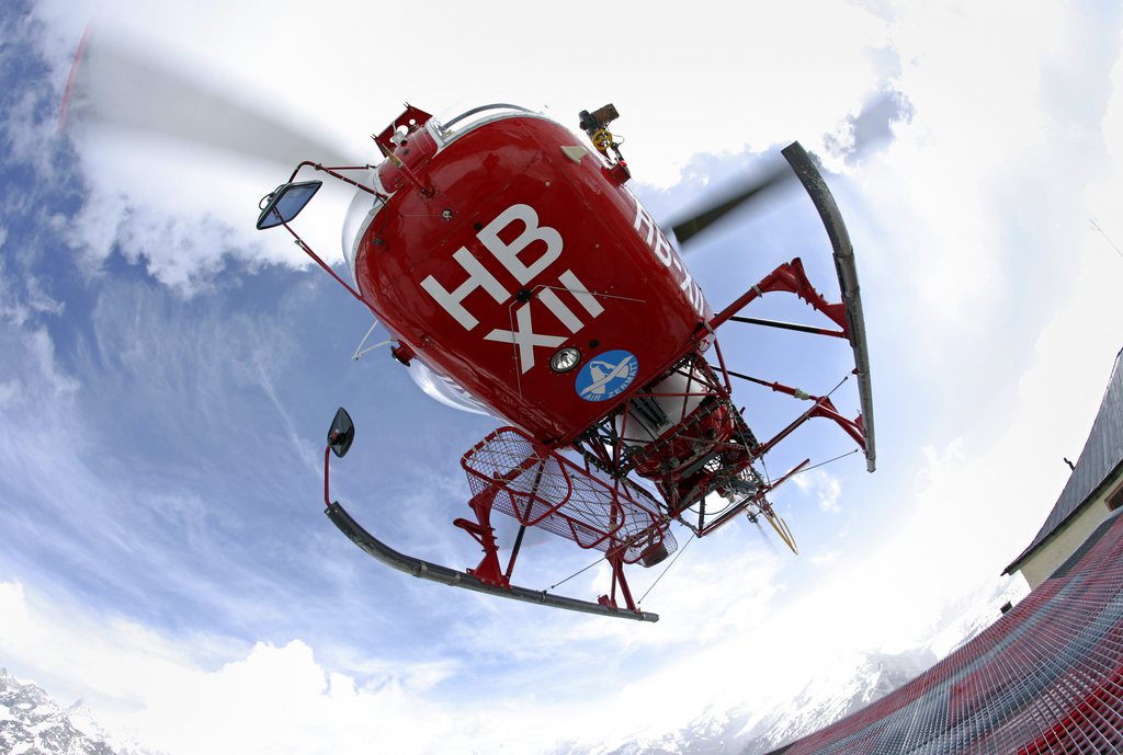 La victime a été transportée par un hélicoptère d’Air-Zermatt à l’hôpital de l’Ile à Berne.