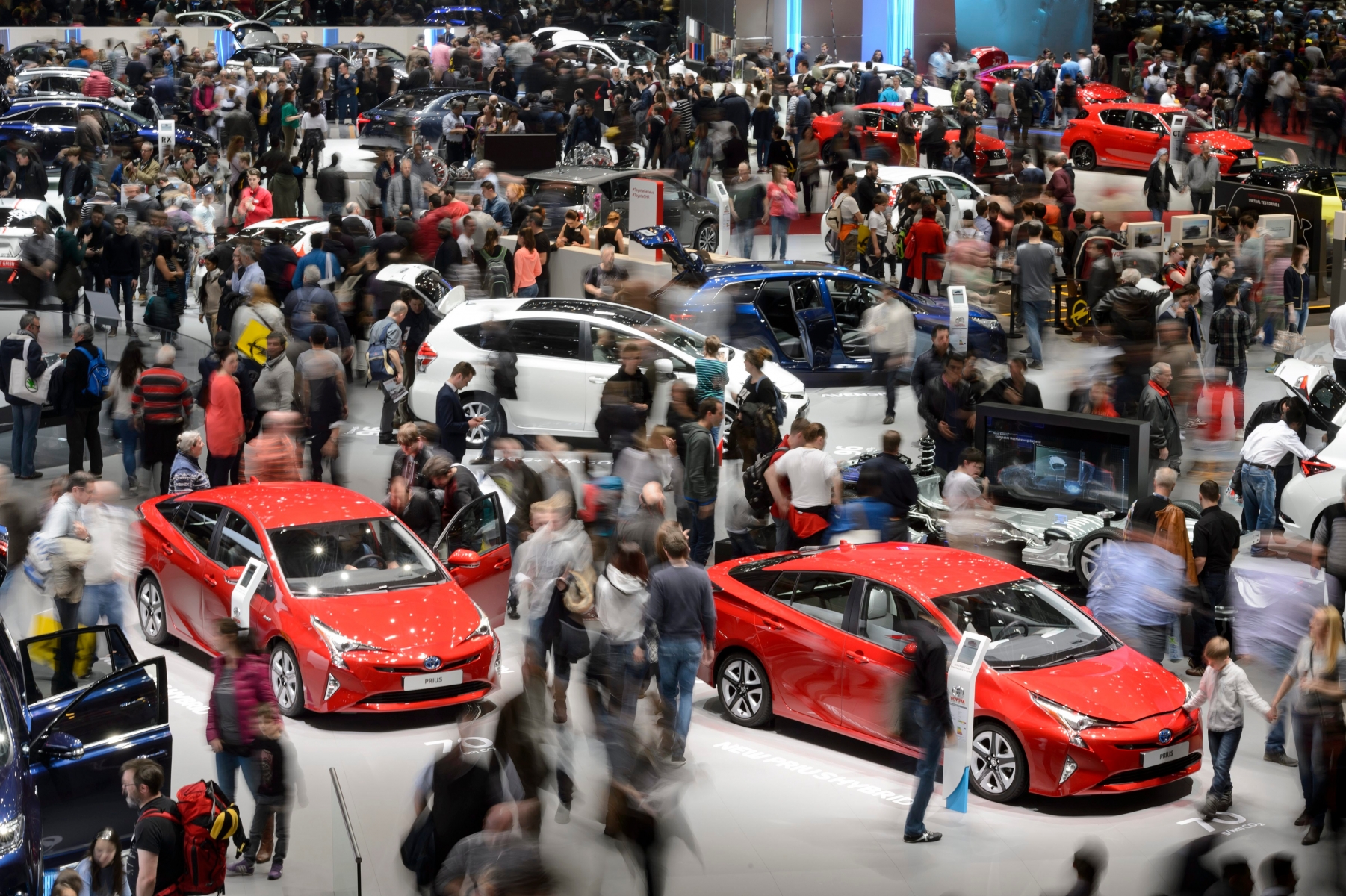 Visitors gather at the Honda booth, during the last day of the 86th Geneva International Motor Show in Geneva, Switzerland, Sunday, March 13, 2016. The Motor Show took place from 3rd to 13th March and presented more than 200 exhibitors and more than 120 world and European premieres.  (KEYSTONE/Martial Trezzini) SCHWEIZ 86. AUTOMOBILSALON GENF 2016