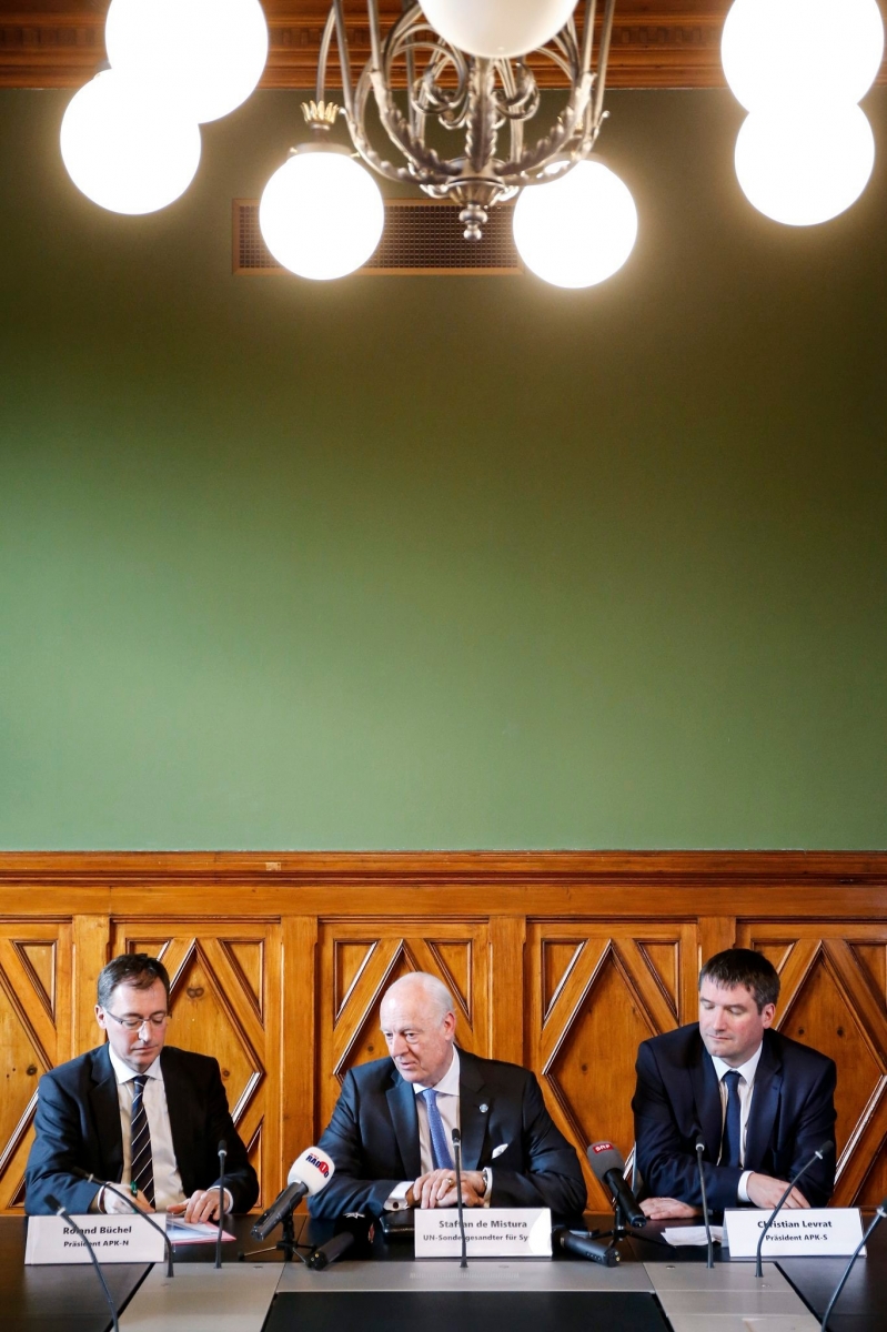 Staffan de Mistura, der UN-Sonderbeauftragte fuer Syrien, spricht an der Seite von Roland Buechel, Praesident APK-N, links, und Christian Levrat, Praesident APK-S, rechts, waehrend einer Medienkonferenz im Anschluss an eine Sitzung der Aussenpolitischen Kommissionen am Mittwoch, 16. Maerz 2016 in Bern.  (KEYSTONE/Peter Klaunzer) SCHWEIZ APK STAFFAN DE MISTURA