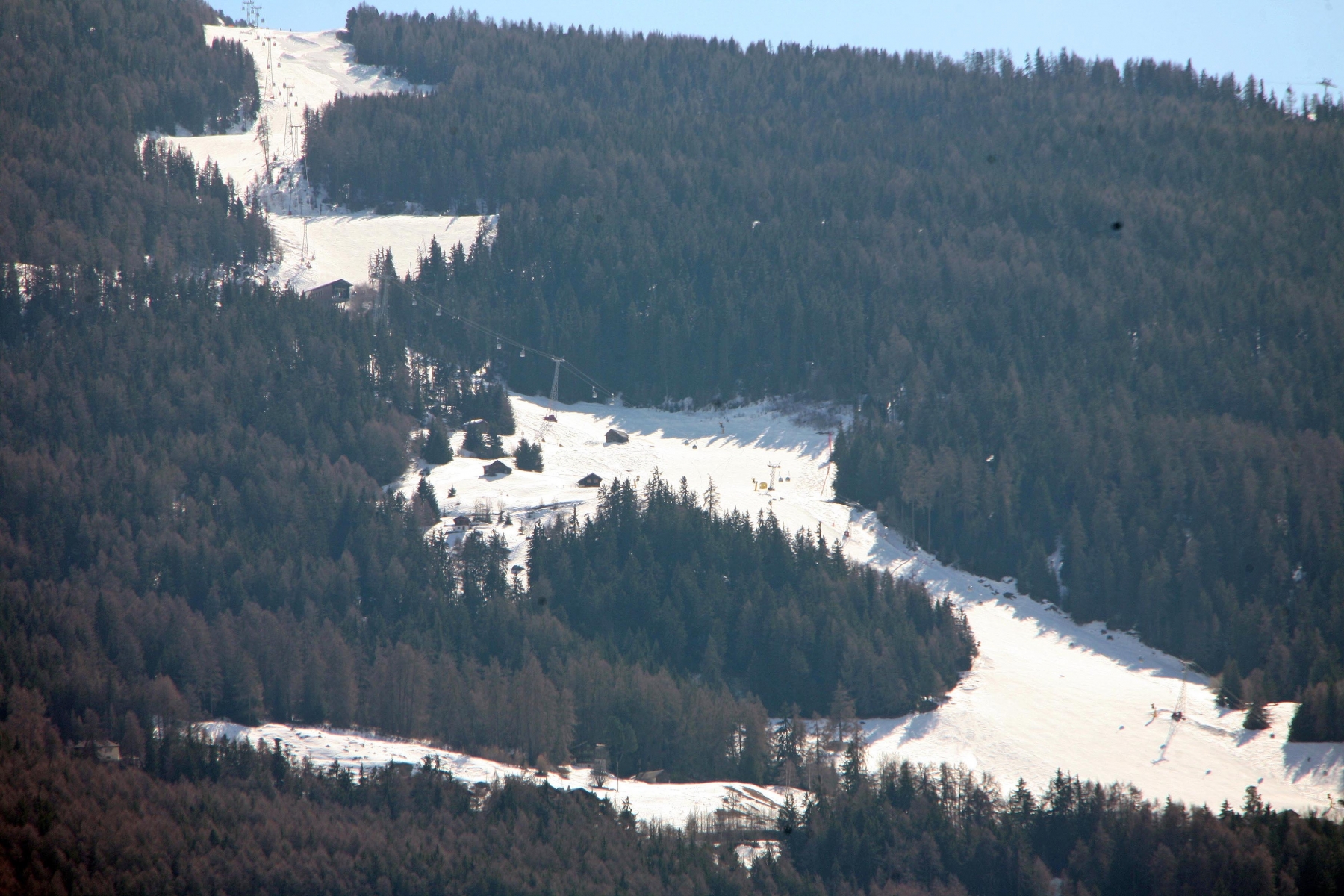 La piste de l’Ours de Veysonnaz est impraticable à skier après les fortes pluies de la nuit.