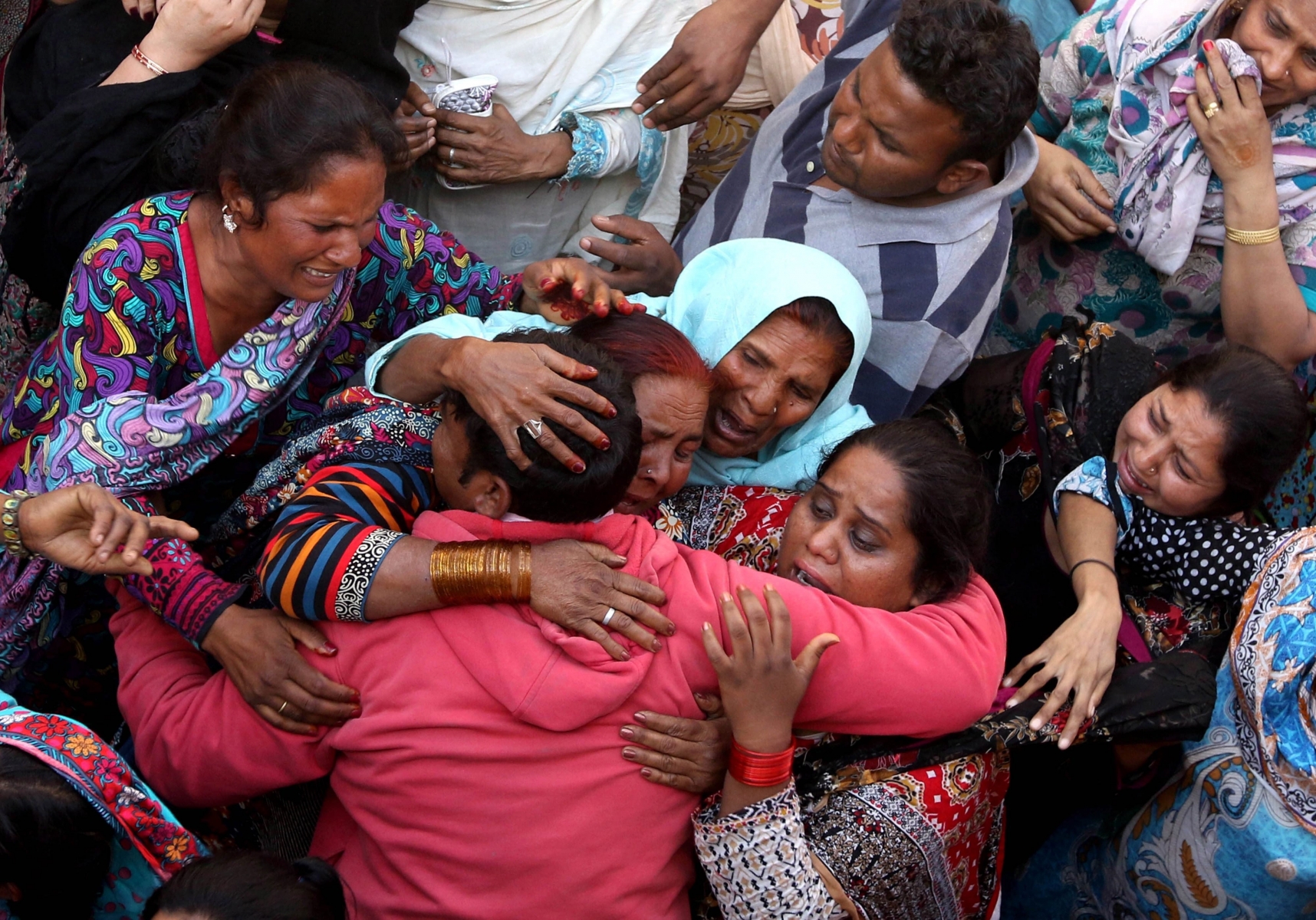 epa05233361 People cry during the funeral of their loved ones a day after a suicide bomb attack at a park, in Lahore, Pakistan, 28 March 2016. At least 70 people, including women and children, were killed in a suicide bomb attack on 27 March that targeted a public park in Lahore. Some 340 people were reportedly injured in the attack claimed by a splinter group of the Pakistani Taliban.  EPA/RAHAT DAR PAKISTAN SUICIDE BOMB BLAST AFTERMATH