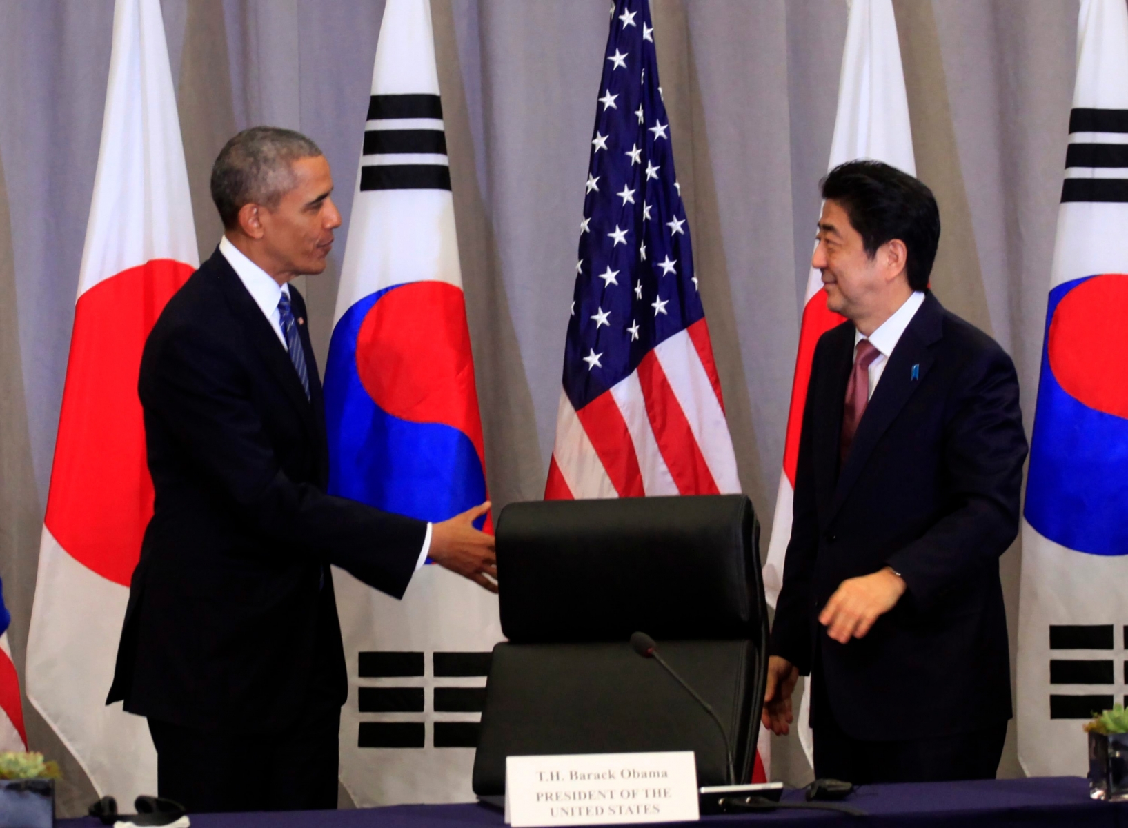 epa05237872 US President Barack Obama (L) attends a trilateral meeting with President Park Geun-Hye (not pictured) of the Republic of Korea and Prime Minister Shinzo Abe (R) of Japan at the Nuclear Security Summit in Washington, DC, USA, on 31 March 2016. World leaders and their delegations are converging on Washington, DC, for the 2016 Nuclear Security Summit, which takes place 31 March - 01 April.  EPA/Dennis Brack / POOL USA NUCLEAR SECURITY SUMMIT PROTEST