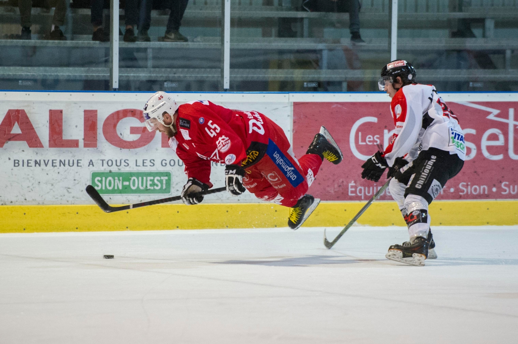 Match de Hockey opposant le Hc Sion-Nendaz 4 Vallées au EHC Thun en ce 7 avril 2016.



Sur l'image: Duel entre Andy Bering de Sion et Martin Keller de Thun