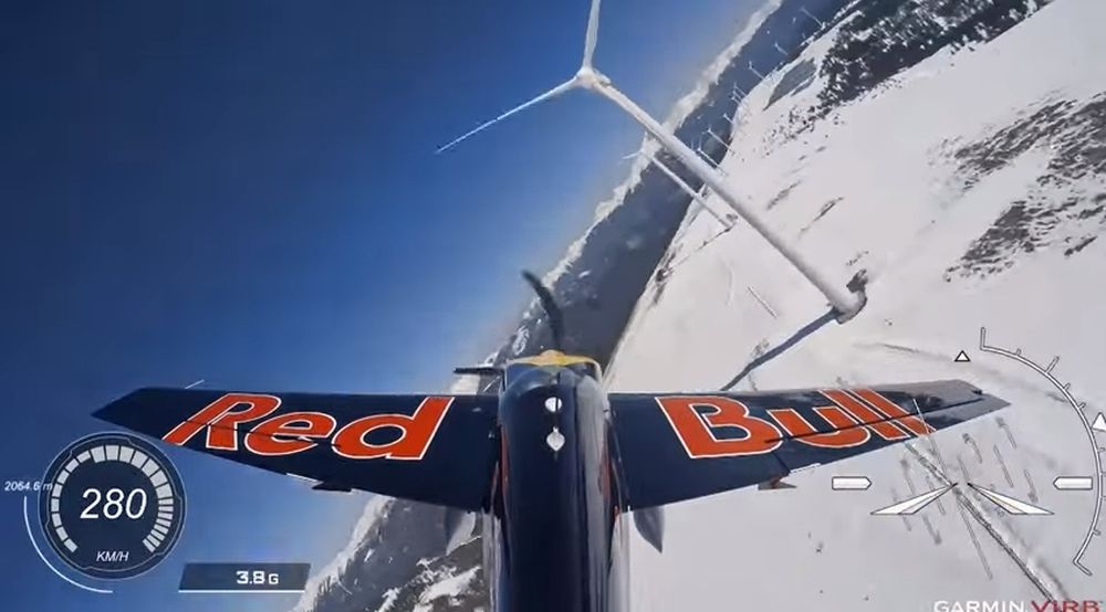Le pilote entame à pleine vitesse son slalom entre les éoliennes.