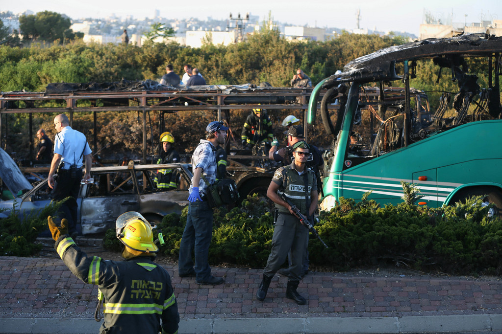 La bombe a provoqué un incendie qui a ravagé le bus.