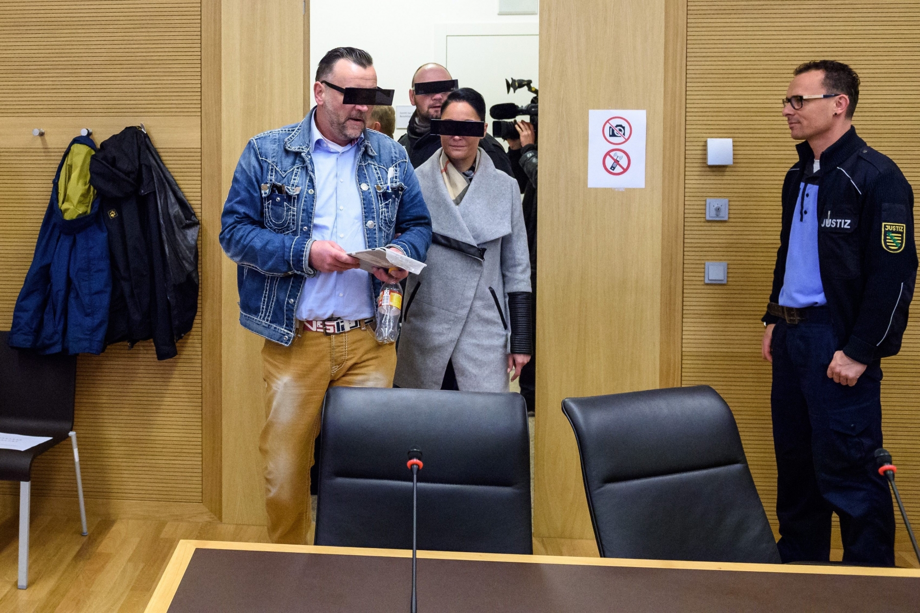 epa05266540 Lutz Bachmann (L), co-founder of Patriotic Europeans Against the Islamisation of the West (PEGIDA), wears an angular pair of sunglasses next to his wife Vicky Bachmann (C) as his trial begins at the district court in Dresden, Germany, 19 April 2016. The public prosecutor's office has charged 43-year-old Bachmann with incitement of hatred over Facebook posts on refugees from September 2014.  EPA/JENS†SCHLUETER / POOL GERMANY BACHMANN TRIAL