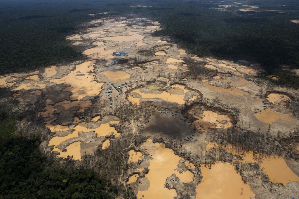 Cette image datant de 2014 montre les ravages de la forêt amazonienne provoqués par les nombreuses mines d'or illégales.