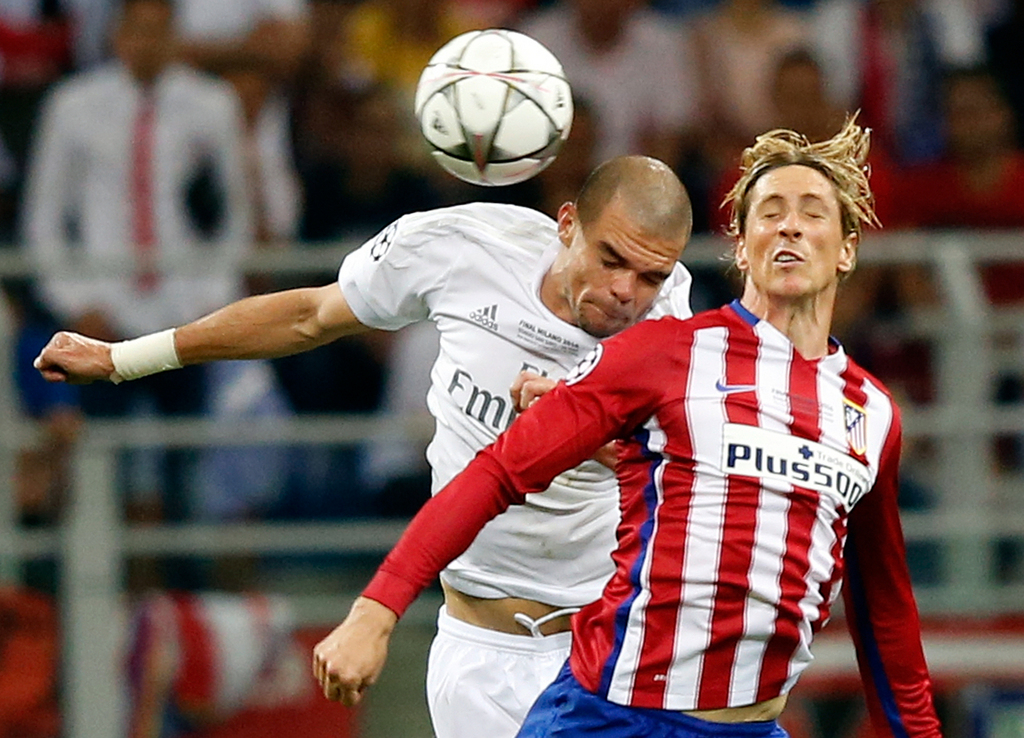 Pepe du Real Madrid's Pepe et Fernando Torres de l'Atletico se battent pour le ballon.
