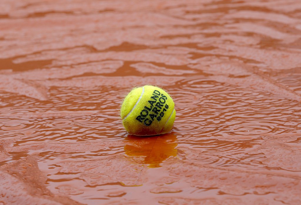 La pluie tombe quasiment sans discontinuer sur Roland-Garros.