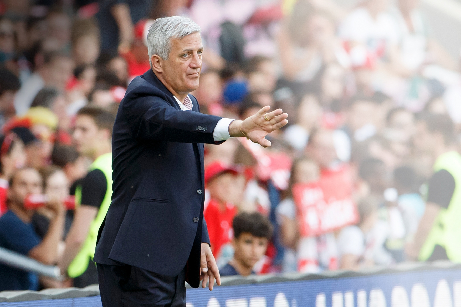 Swiss head coach Vladimir Petkovic instructs his players, during an international friendly test match between the national soccer teams Switzerland and Belgium, at the stade de Geneve stadium, in Geneva, Switzerland, Saturday, May 28, 2016. Switzerland and Belgium national soccer teams prepare for the UEFA Euro 2016 that will take place from June 10 to July 10, 2016 in France. (KEYSTONE/Salvatore Di Nolfi) SWITZERLAND EURO 2016 TEST MATCH CHE BEL