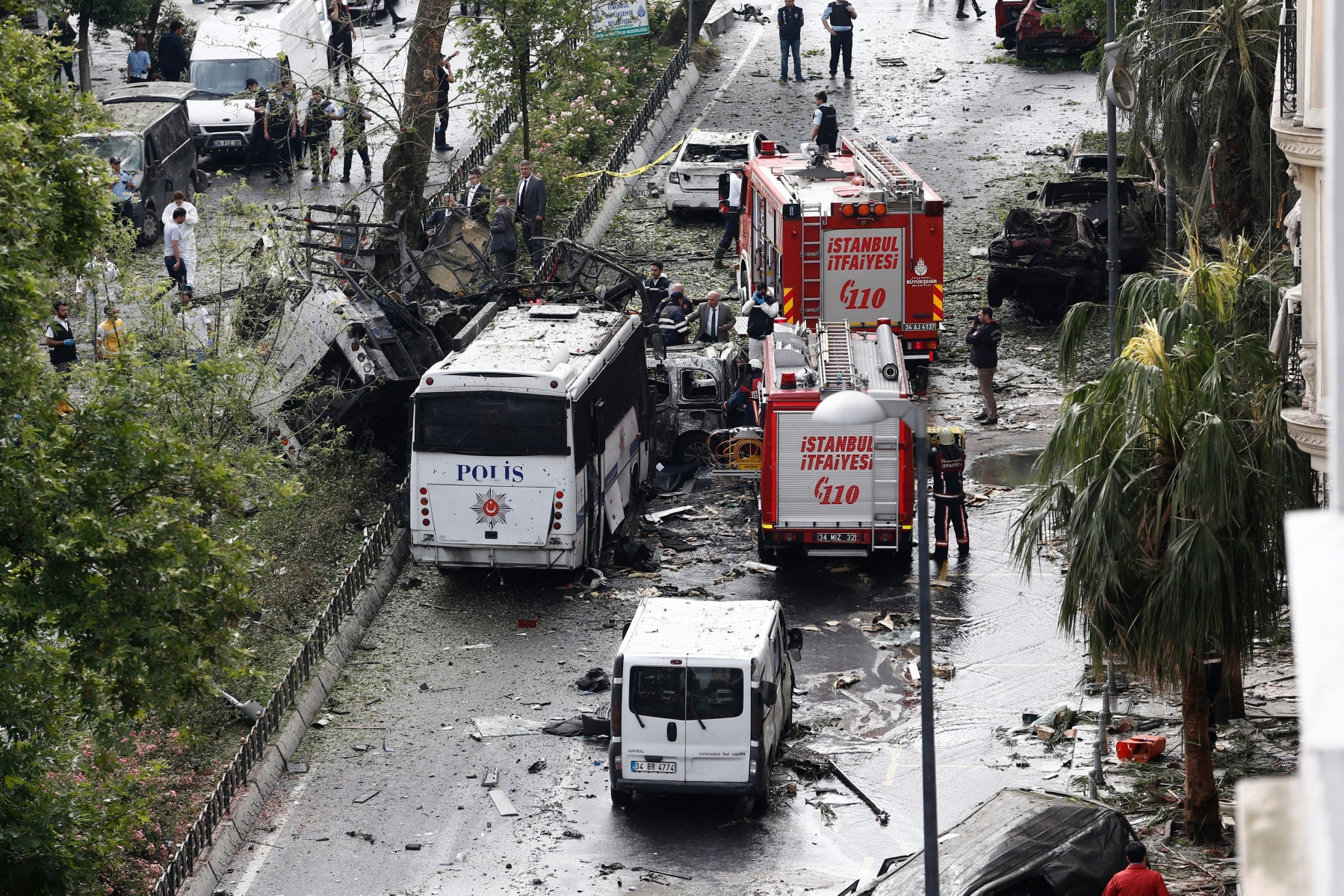 epa05349372 Police officers inspect the area after a bomb attack to a police bus in the Vezneciler district of Istanbul, Turkey, 07 June 2016. At least five people were wounded after an explosion, caused by a bomb, targeted a police bus, local media reported.  EPA/SEDAT SUNA TURKEY BOMB ATTACK