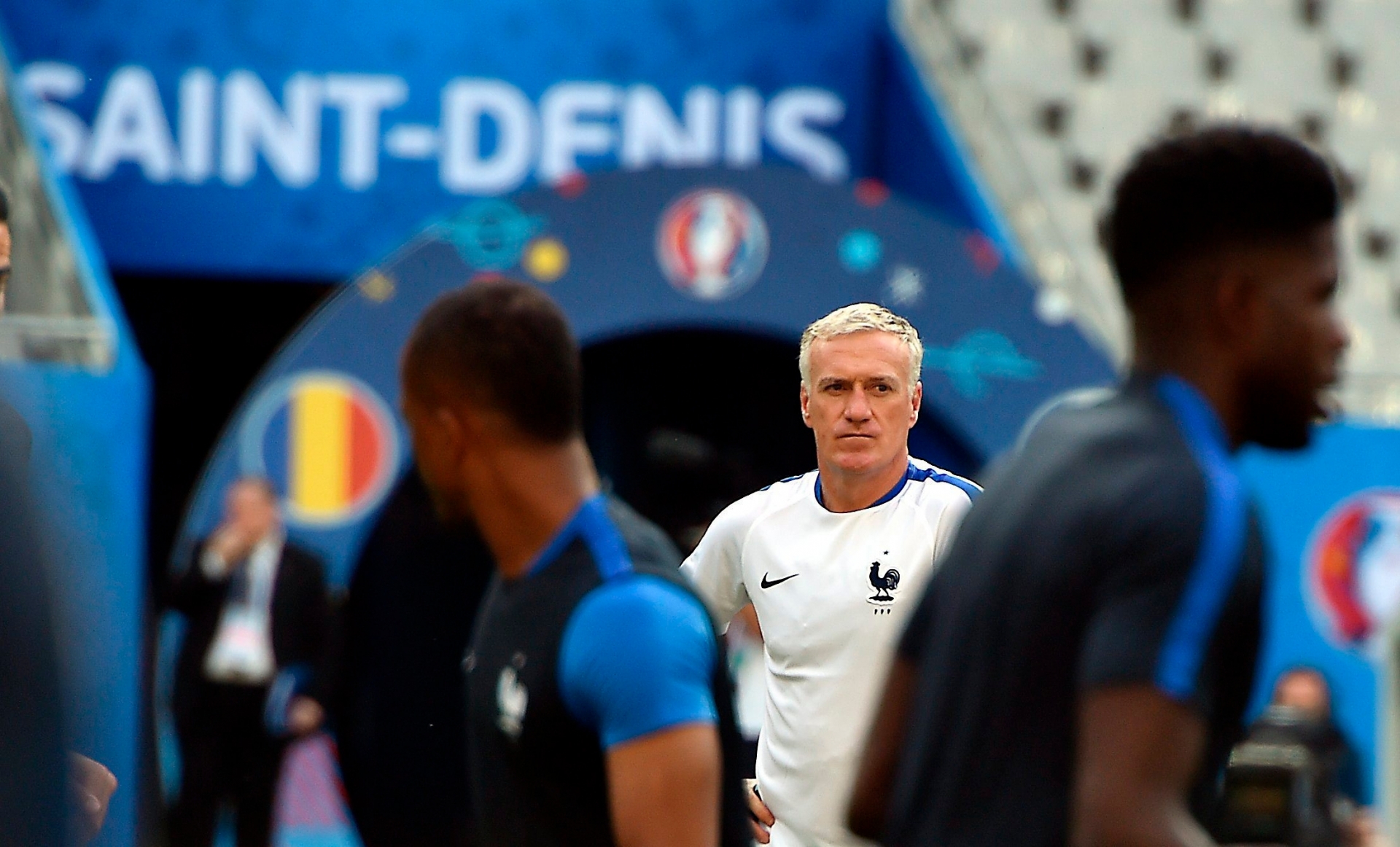 epa05353506 France national soccer team head coach Didier Deschamps (C) during a training session at the Stade de France in Saint-Denis, France, 09 June 2016. France will face Romania in the opening match of the UEFA EURO 2016 soccer championship on 10 June.



(RESTRICTIONS APPLY: For editorial news reporting purposes only. Not used for commercial or marketing purposes without prior written approval of UEFA. Images must appear as still images and must not emulate match action video footage. Photographs published in online publications (whether via the Internet or otherwise) shall have an interval of at least 20 seconds between the posting.)  EPA/Tibor Illyes HUNGARY OUT FRANCE SOCCER UEFA EURO 2016