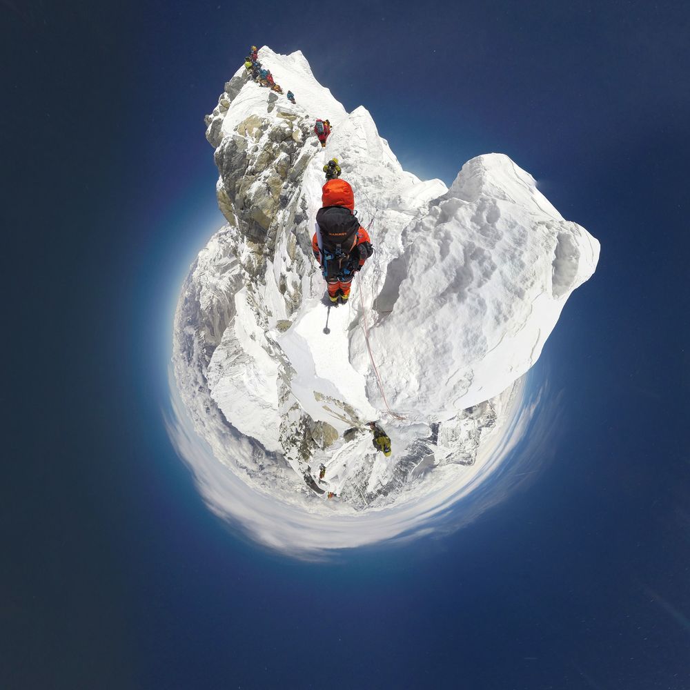 Les guides népalais Lakpa Sherpa et Pemba Rinji Sherpa, avec l'aide de leurs collègues Ang Kaji Sherpa et Kusang Sherpa sont les premiers à documenter l'ascension complète de l'Everest.