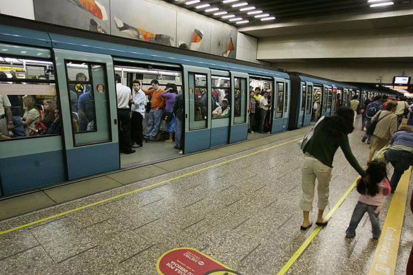 Plus de 2,5 millions de personnes utilisent quotidiennement le métro de Santiago du Chili.