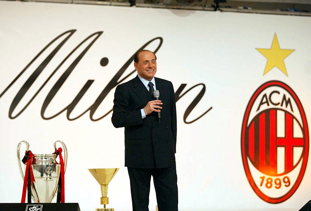 Berlusconi (ici en 2004 lors d'une victoire de l'AC Milan) n'a pas précisé le nom de cet investisseur mais a indiqué qu'il s'agissait d'une "société chinoise à capitaux publics".