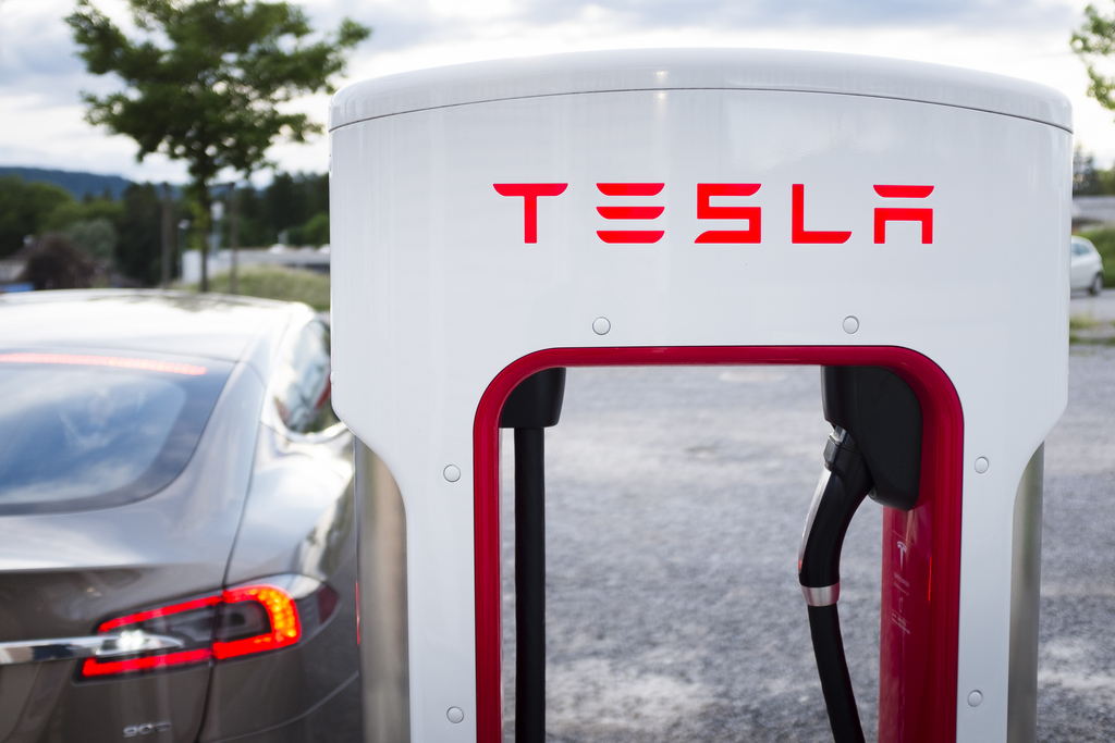Tesla est le premier constructeur de voitures électriques de luxe.