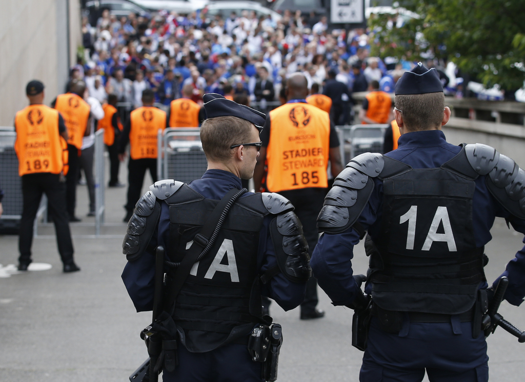 La France accueille l'Euro de football sur fond de menace terroriste.