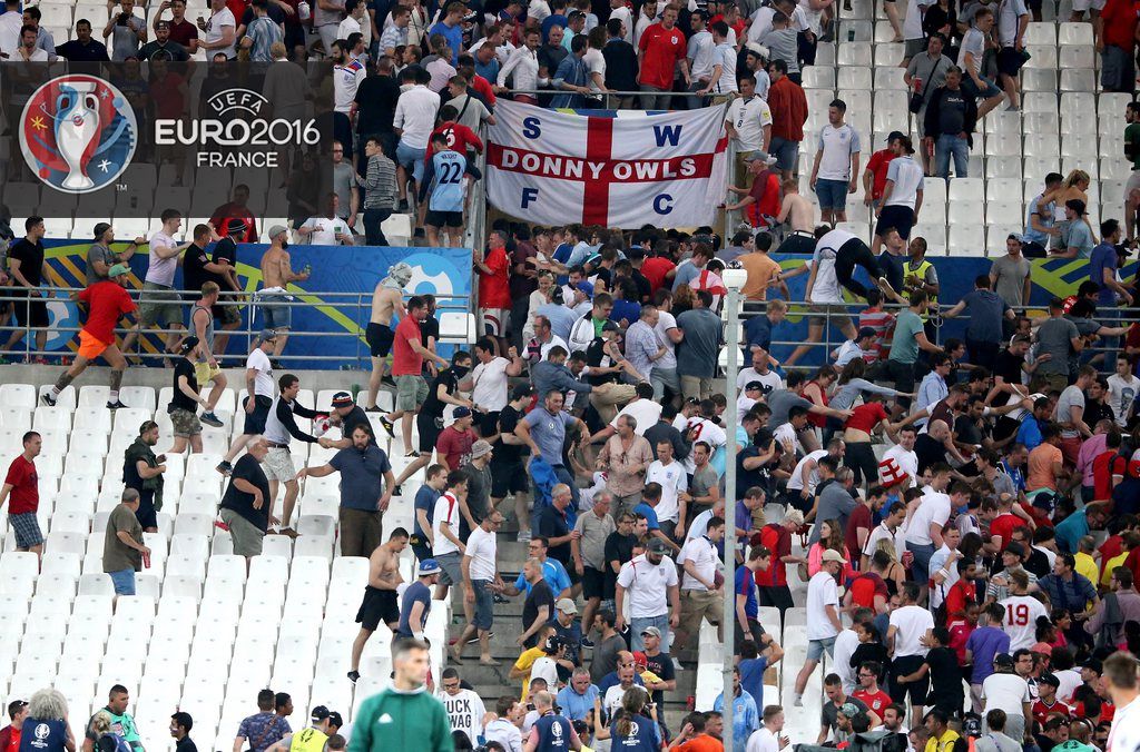 Les violences se sont poursuivies dans le stade Vélodrome de Marseille avant et après le match Angleterre-Russie. Les deux équipes pourraient être exclues de l'Euro!