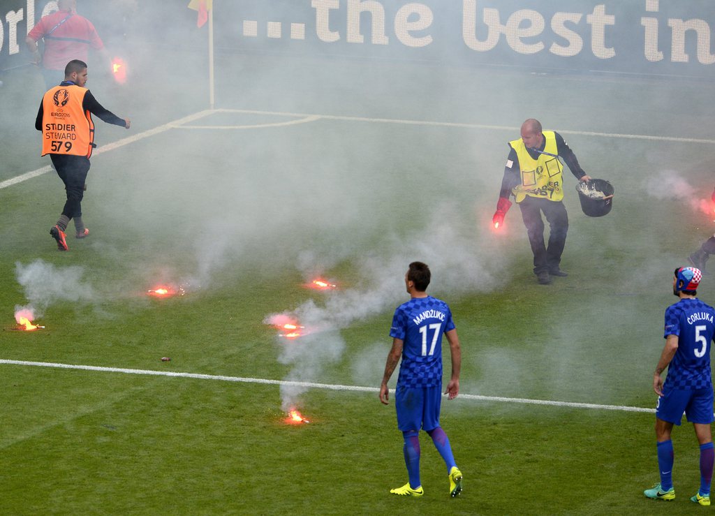 Alors que le score était de 2-1 pour les Croates, plusieurs fumigènes ont été jetés sur la pelouse par certains de leurs supporters. 