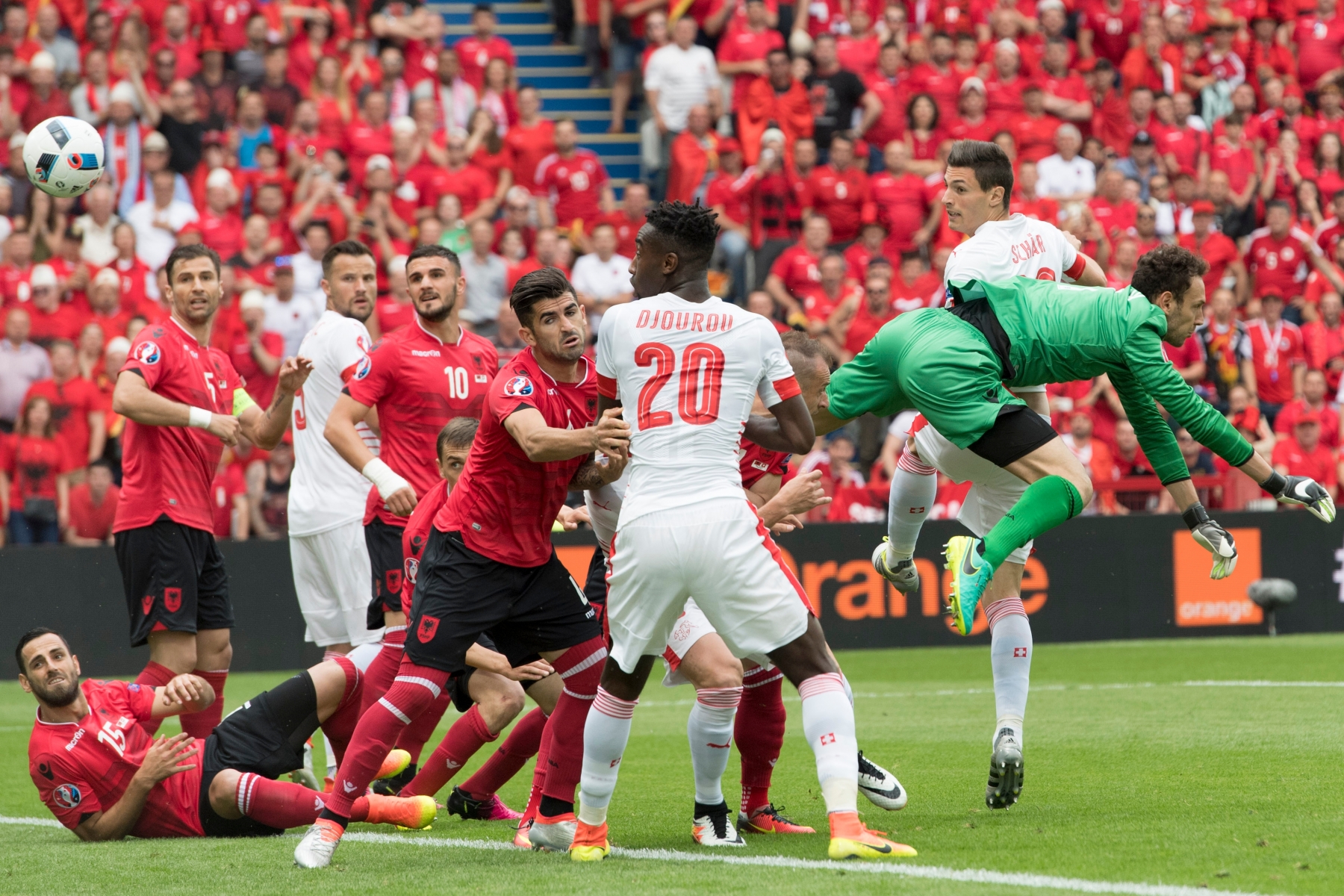 Swiss defender Fabian Schaer, right in white, scores the first goal next to Albania's goalkeeper Etrit Berisha, right in green, during the UEFA EURO 2016 group A preliminary round soccer match between Albania and Switzerland, at the Stadium Bollaert-Delelis, in Lens, France, Saturday, June 11, 2016. (KEYSTONE/Jean-Christophe Bott) SOCCER EURO 2016 SWITZERLAND ALBANIA