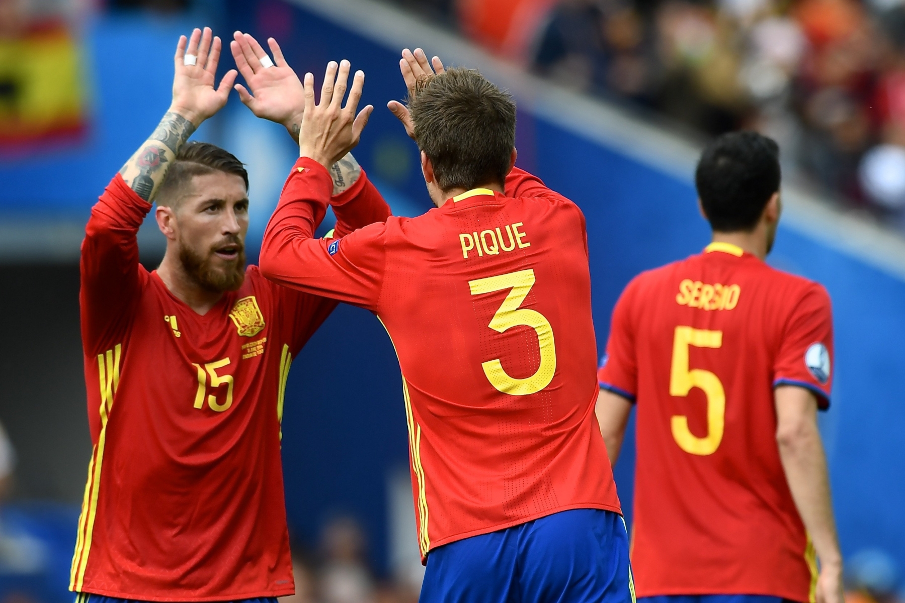 13.06.2016, Stadium Municipal, Toulouse, FRA, UEFA Euro, Frankreich, Spanien vs Tschechien, Gruppe D, im Bild Gerard Piqué of Spain (2nd left) celebrates with Sergio Ramos after scoring their first goal // Gerard Piqué of Spain (2nd left) celebrates with Sergio Ramos after scoring their first goal during Group D match between Spain and Czech Republic of the UEFA EURO 2016 France at the Stadium Municipal in Toulouse, France on 2016/06/13. EXPA Pictures © 2016, PhotoCredit: EXPA/ Focus Images/ Kristian Kane *****ATTENTION - for AUT, GER, FRA, ITA, SUI, POL, CRO, SLO only***** (KEYSTONE/APA/Focus Images)RAMOS FUSSBALL EM 2016 VORRUNDE ESP CZE