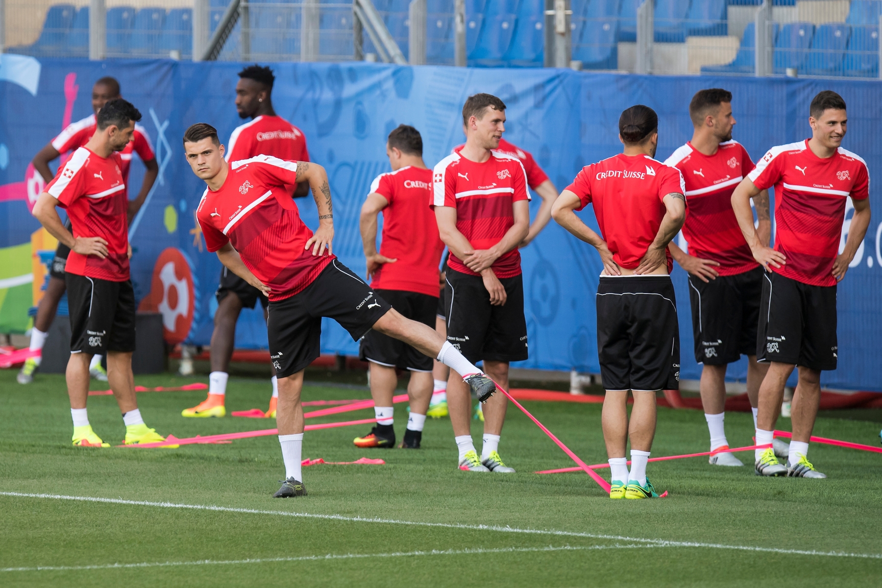 Swiss soccer players with Granit Xhaka, center left, streche during a training session, at the Stade de la Mosson stadium, in Montpellier, France, Tuesday, June 21, 2016. The Swiss national soccer team will play a round of 16 match during the UEFA EURO 2016 soccer championship in France. (KEYSTONE/Jean-Christophe Bott) FRANCE SWITZERLAND SOCCER EURO 2016