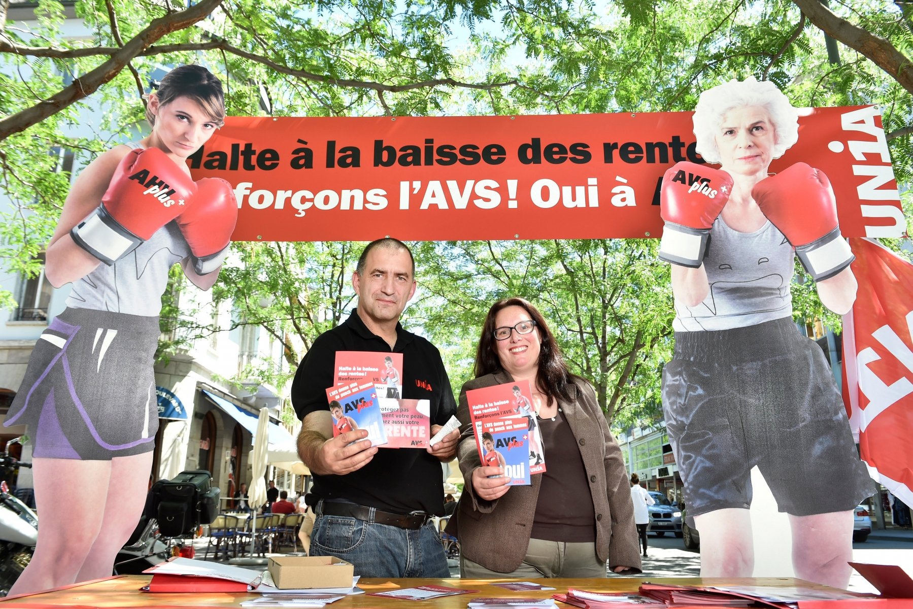 Sion - 22 juin 2016 - Unia dans la rue en faveur d'AVS Plus. Ici, les secrétaires syndicaux Unia Valais, Blaise Carron et Francine Zufferey. (Le Nouvelliste/ Héloïse MARET)