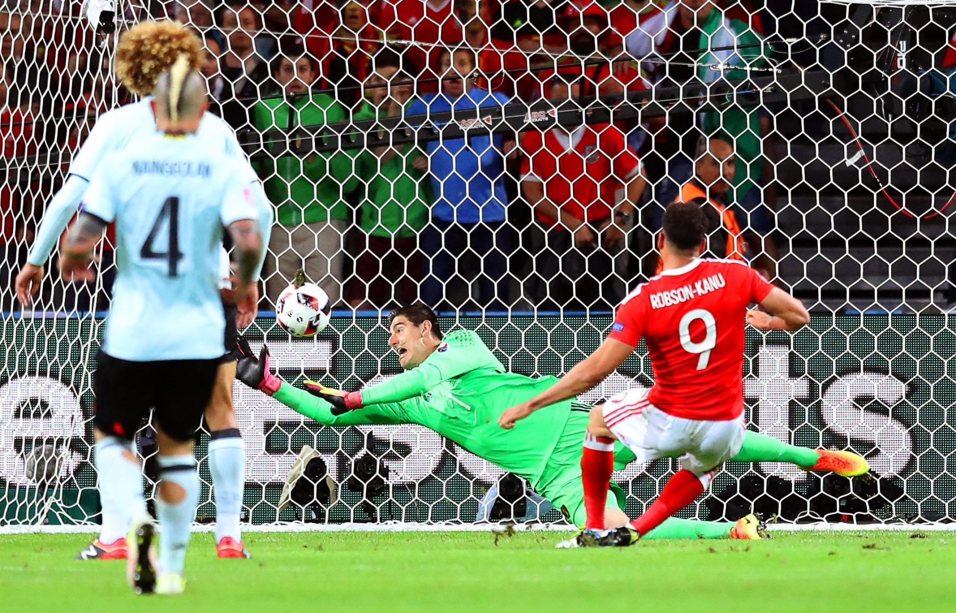 epa05402271 Hal Robson-Kanu (R) of Wales scores the 2-1 lead against Belgium's goalkeeper Thibaut Courtois (C) during the UEFA EURO 2016 quarter final match between Wales and Belgium at Stade Pierre Mauroy in Lille Metropole, France, 01 July 2016.



(RESTRICTIONS APPLY: For editorial news reporting purposes only. Not used for commercial or marketing purposes without prior written approval of UEFA. Images must appear as still images and must not emulate match action video footage. Photographs published in online publications (whether via the Internet or otherwise) shall have an interval of at least 20 seconds between the posting.)  EPA/LAURENT DUBRULE   EDITORIAL USE ONLY FRANCE SOCCER UEFA EURO 2016