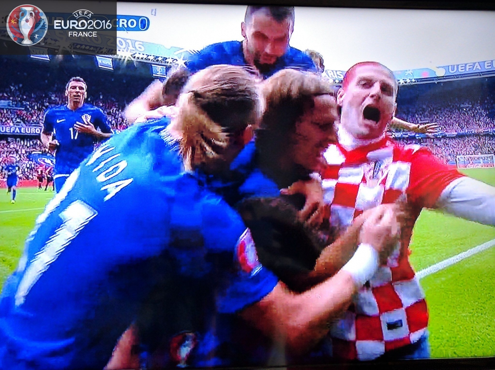 Ceci n'est pas une photo retouchée. C'est bel et bien un supporter avec les joueurs croates.