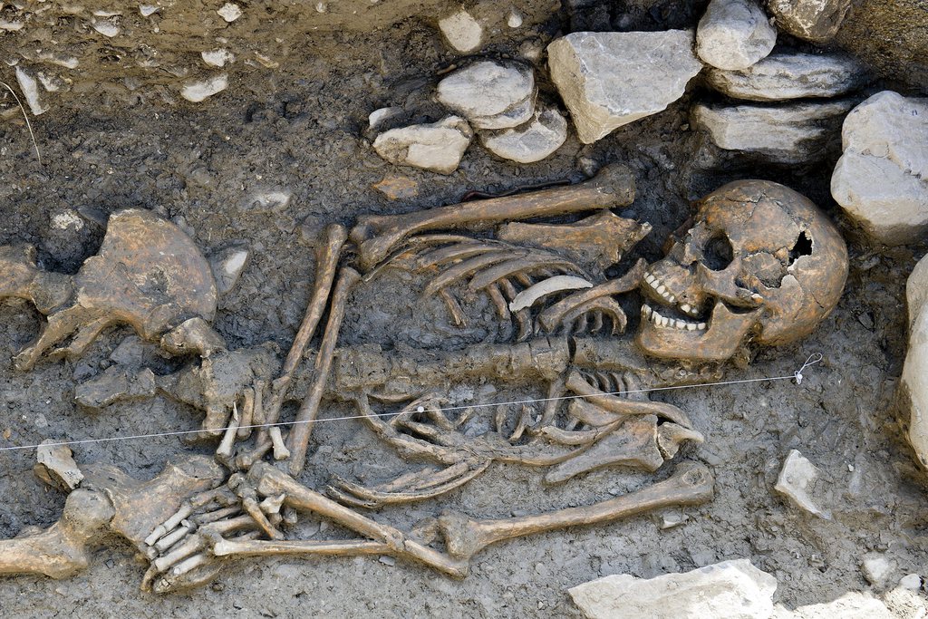 Des archéologues ont retrouvé des squelettes menottés dans une fosse commune à Athènes.
