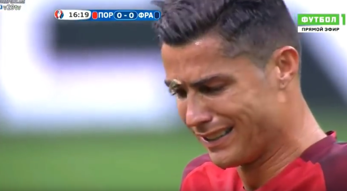 Cette image du papillon qui sèche les larmes de Ronaldo a fait le buzz sur le web.