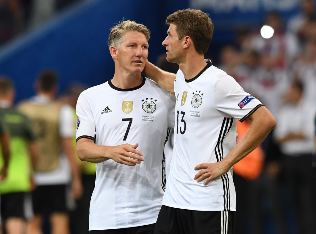 Bastian Schweinsteiger et and Thomas Müller se regardent dépités à la fin de la rencontre perdue par l'Allemagne.