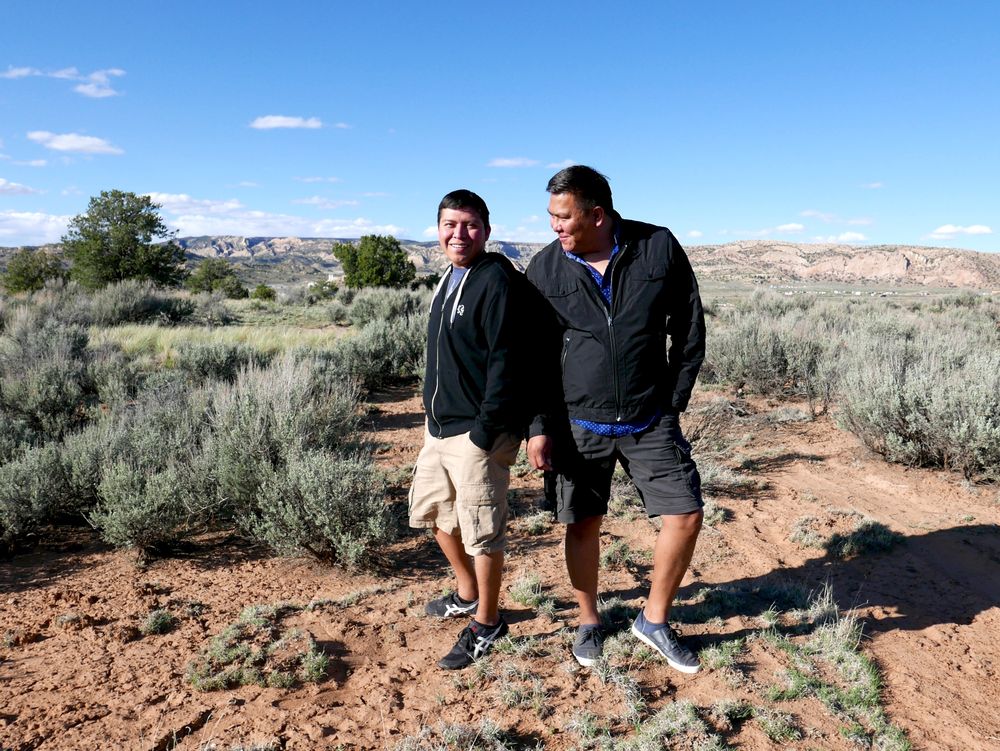 Alray Nelson (à droite) et son partenaire Brennen Yonnie, à quelques pas de leur maison de Gallup, Nouveau-Mexique. Les deux jeunes homosexuels se battent pour une reconnaissance du mariage entre personnes de même sexe au sein de leur tribu, les Navajo.