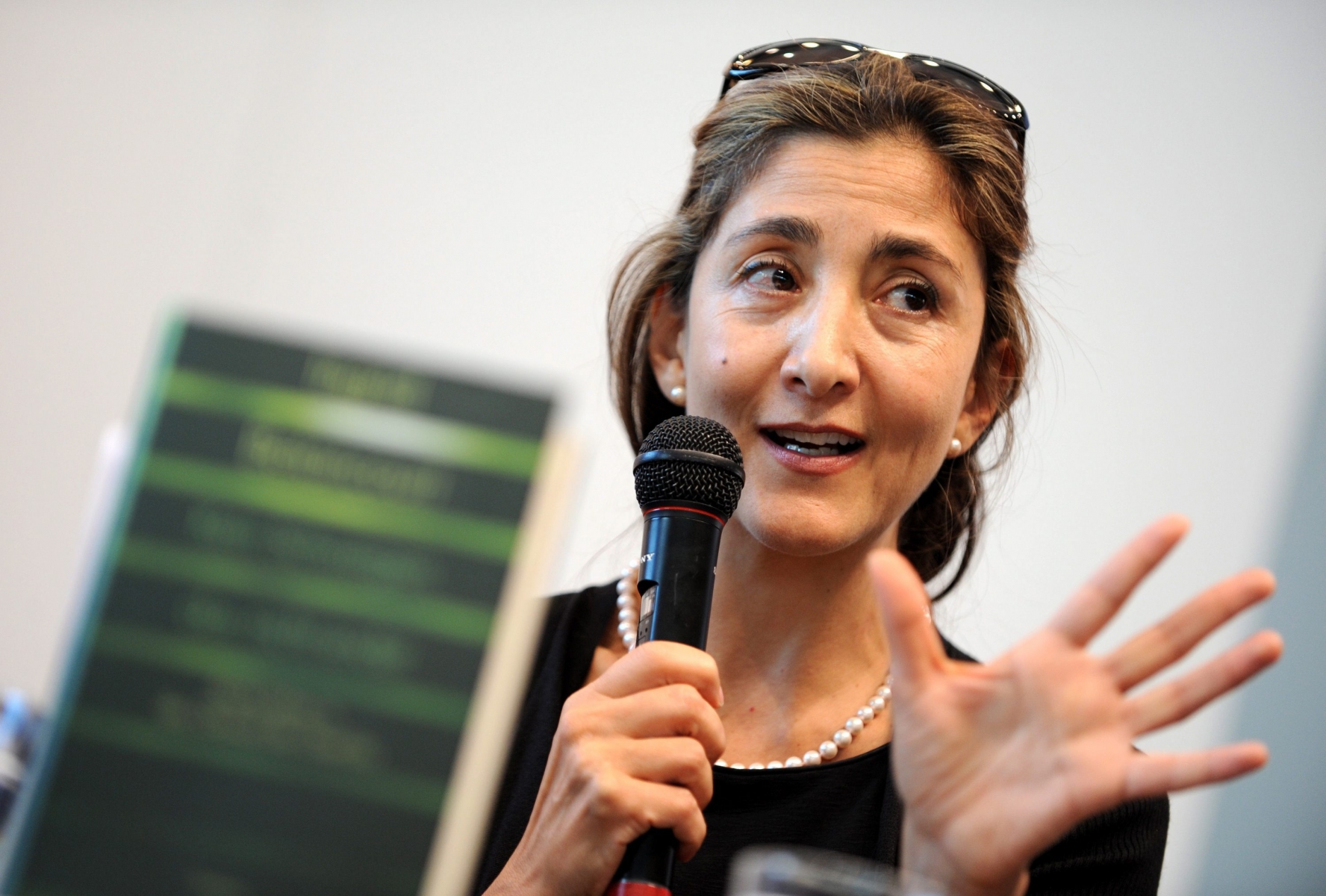 epa02383435 Former Colombian presidential candidate and former hostage Ingrid Betancourt talks at the booth of the German newspaper Frankfurt Allgemeine Zeitung (FAZ) at the Book Fair in Frankfurt, Germany, 08 October 2010. The fair for printed and digital books takes place from 06 October until 10 October and features more than 7,000 exhibitors from 113 countries.  EPA/UWE ZUCCHIIngrid Betancourt. DEUTSCHLAND FRANKFURT BUCHMESSE 2010