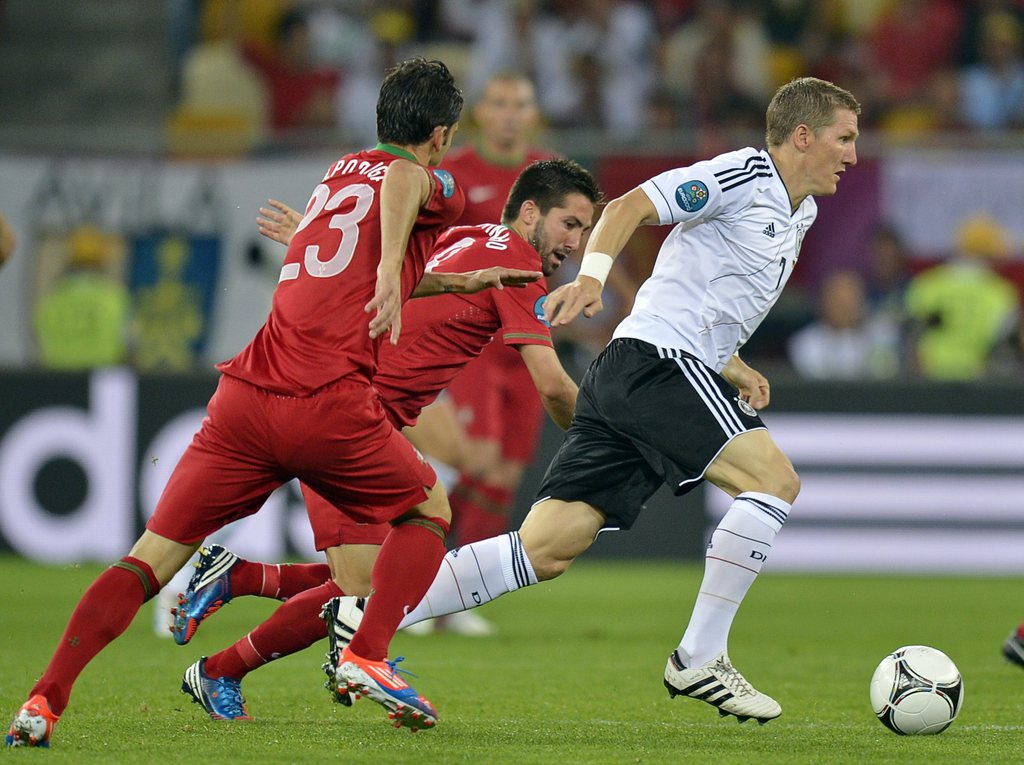 Bastian Schweinsteiger devance Helder Postiga, l'Allemagne obtient les trois points face aux Portugais.