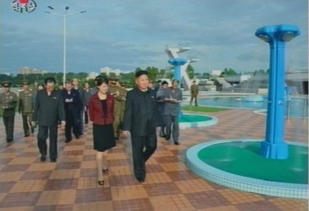 epa03316810 A still image, taken from the (North) Korean Central TV Broadcasting station 25 July 2012 shows North Korean leader Kim Jong-un, accompanied by a woman recently confirmed to be his wife, during a visit to the Rungra People's Amusement Park in Pyongyang. The woman, identified only by hersurname Hong, has made several public appearances with the leader since July 5th when she was seen seated to the right of the leader during a music concert.  EPA/YNA NO SALES OUTSIDE OF SOUTH KOREA