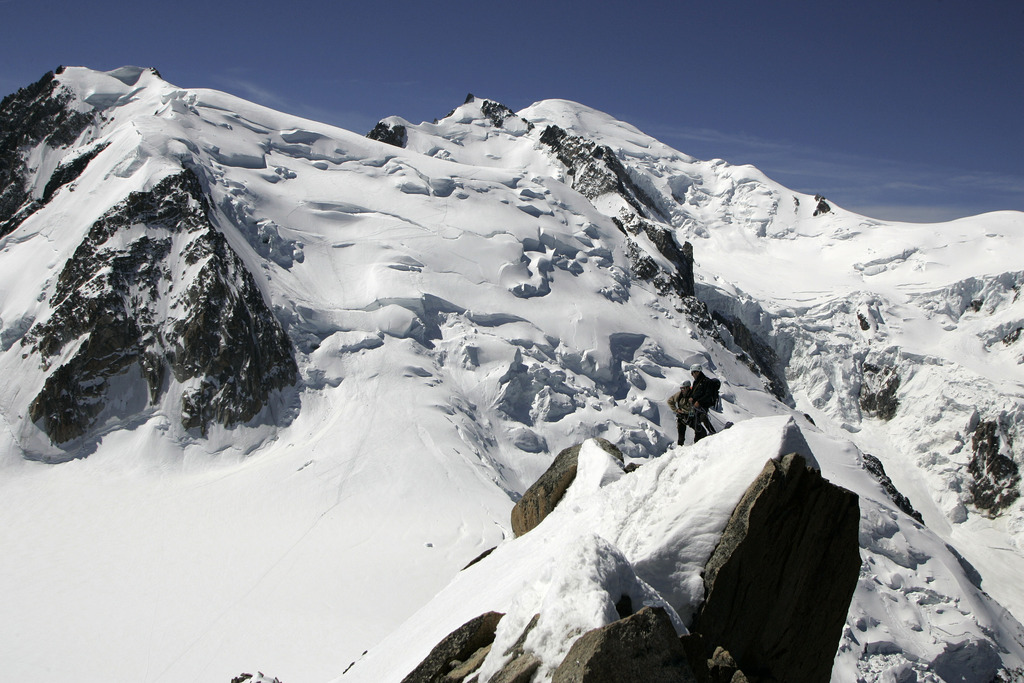 Les séracs, comme les plaques à vent et les chutes de pierre sont omniprésentes sur le massif du Mont-Blanc.