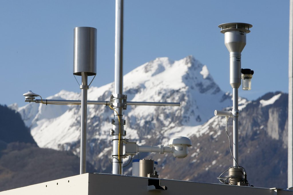 Une tete de prelevement pour l'ozone et les dioxines, gauche, une station de donnees meteo, centre et une tete de prelevement pour les particules fines, PM 10, droite, sur une des  nouvelles stations de mesure de la qualite de l'air, a Aigle, ce vendredi 11 janvier 2008. Le canton de Vaud a renouvelle completement ses stations de mesure de la qualite de l'air, se dotant d'outils performants, le reseau Vaud'Air,  qui permet la mise a disposition en ligne des donnees de pollution de l'air. 7 stations composent le reseau Vaud'Air, a Nyon, Morges, Bussigny, Epalinges, Montreux, Aigle et Yverdon-les-Bains.  (KEYSTONE/Dominic Favre)
