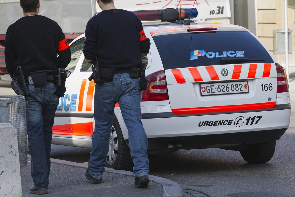 Deux malfrats armés ont braqué une station service mercredi vers 06h00 à Thônex (GE), près de la frontière franco-suisse. Ils ont mis la main sur plusieurs milliers de francs, avant de prendre la fuite.