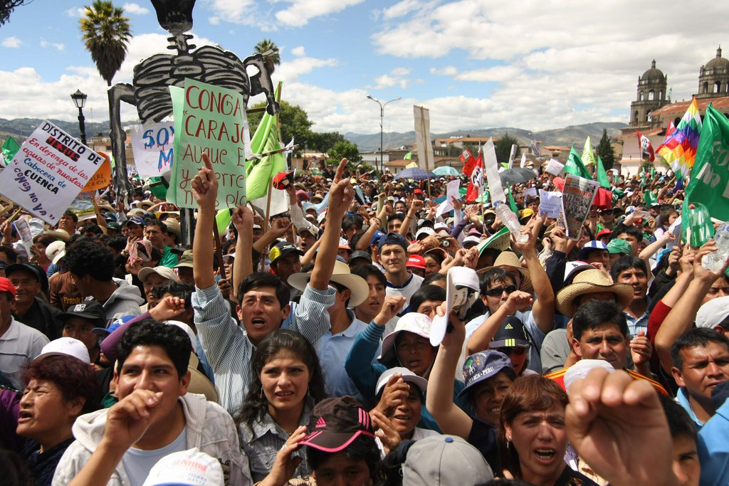 Plus d'un millier de personnes, défiant l'état d'urgence, ont défilé jeudi à Cajamarca, au nord du Pérou, transportant le cercueil d'une des 5 victimes des manifestations hostiles au projet minier Conga du groupe US Newmont.