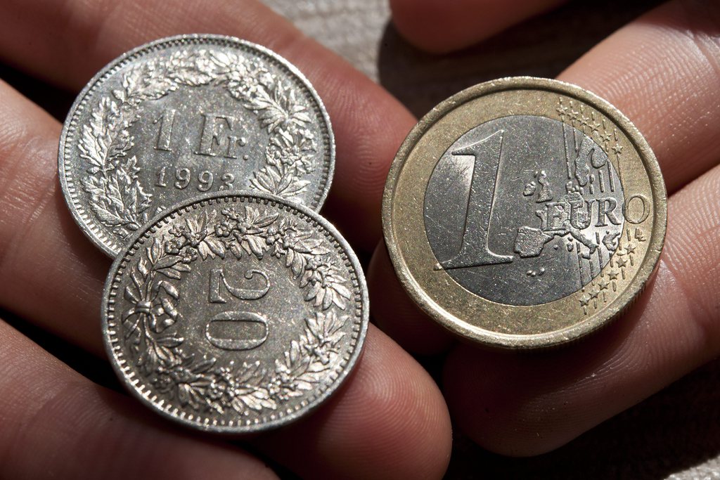 Le gouvernement demeure flou dans sa réponse à la question de savoir si le taux de change pourrait passer à au moins 1,40 franc pour un euro.